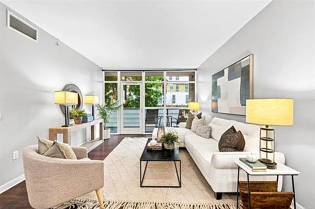 2 bed, 887 sqft, $2,850 — Photo 2