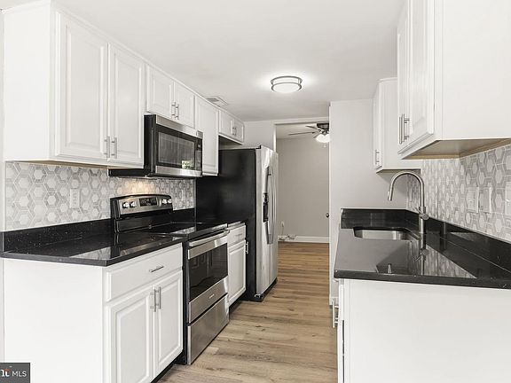 2nd image of 1418 Foxwood Ct