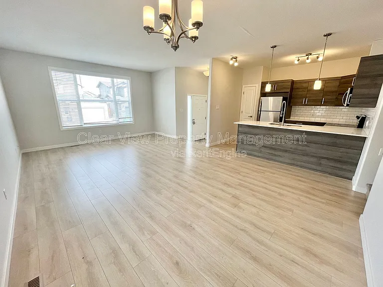 90 Sunridge Blvd W #UPPER LEVEL — Photo 5