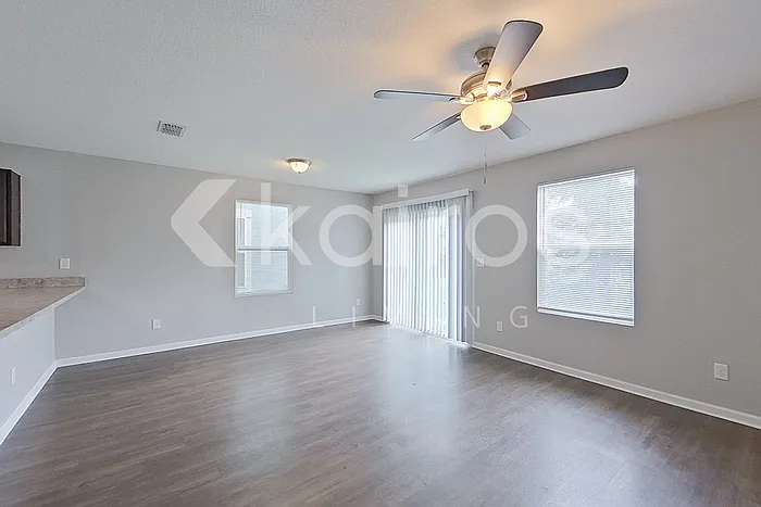 3 bed, 2.5 bath, 1409 sqft, $1,725 — Photo 3