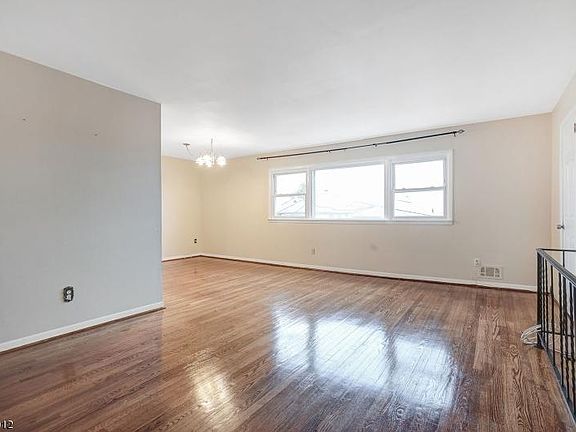 4th image of 7 Troy Ct Floor 1