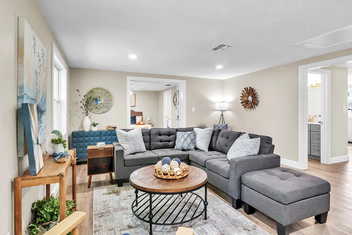3 bed, 2.0 bath, 1652 sqft, $2,300 — Photo 2