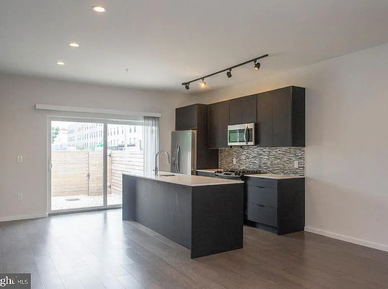 527 W Jefferson St — Photo 6