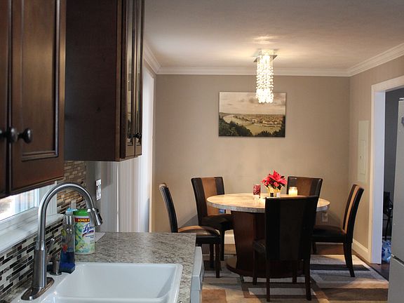 3rd image of 1066 Carriage Dr