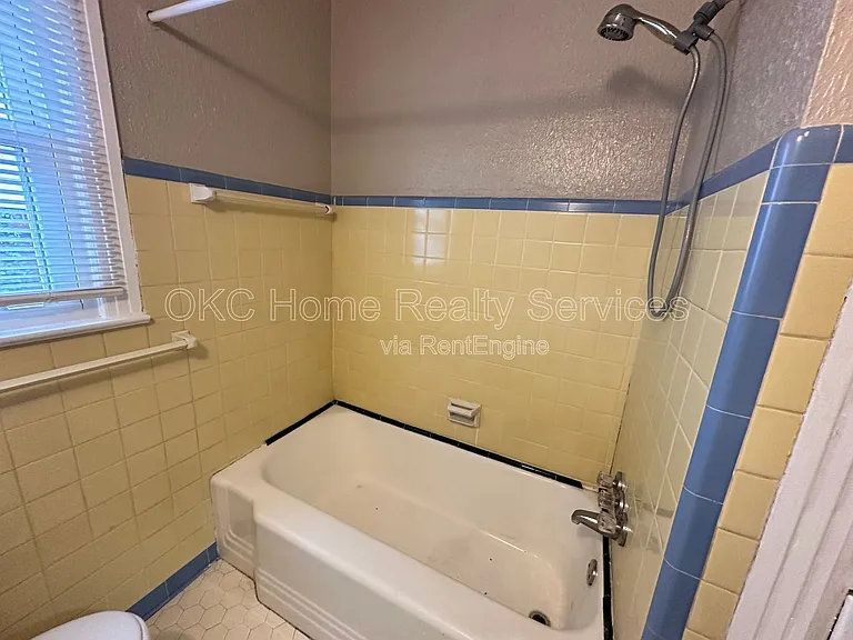 1216 NE 42nd St — Photo 10