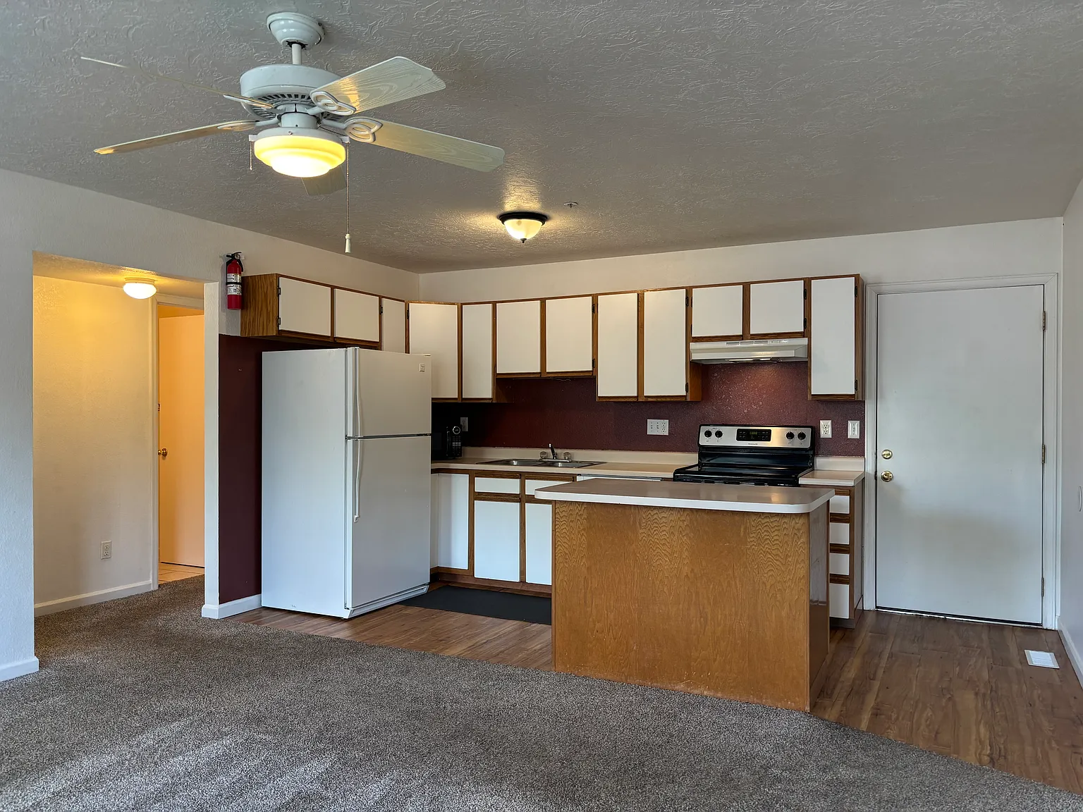 4 bed, 900 sqft, $1,740 — Photo 2