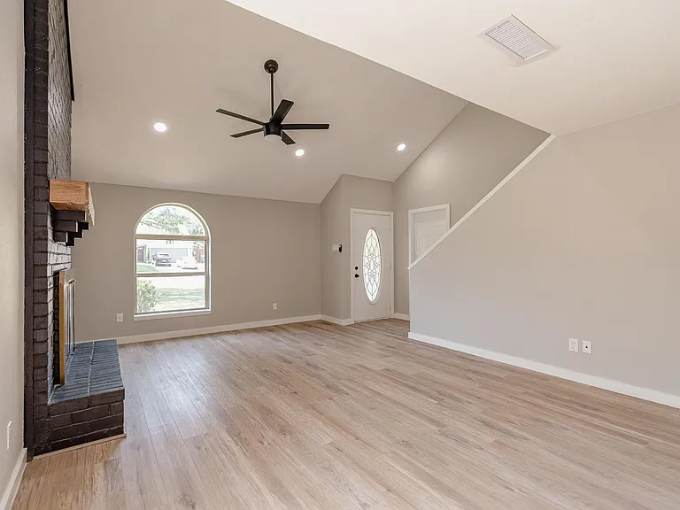 2027 Lucerne Cir — Photo 3