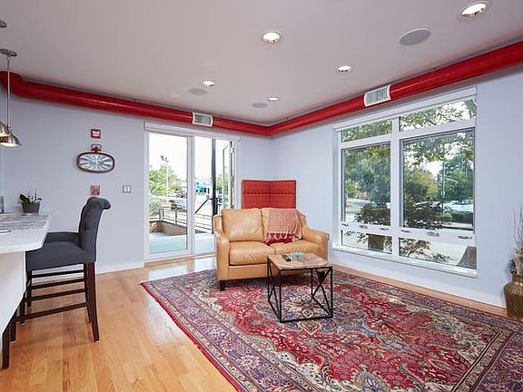 2nd image of 1610 Mount Vernon Ave Unit 200