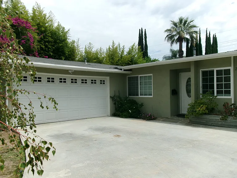 22942 Leadwell St — Photo 27