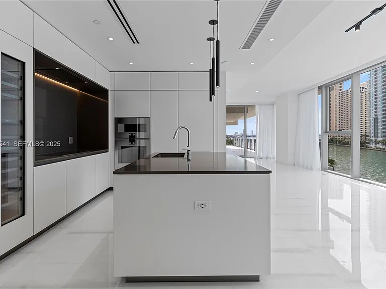 300 S Biscayne Blvd #1404W — Photo 7