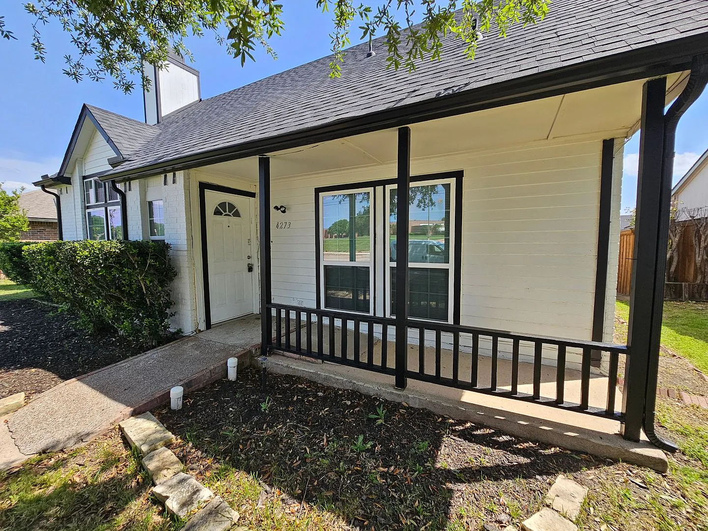 Stunning two-story, 5-bedroom, 2-bath property — Photo 2