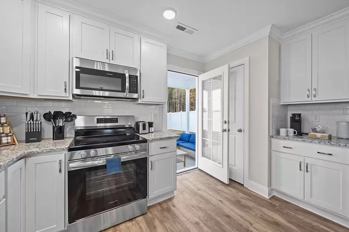 3 bed, 2.5 bath, $1,800 — Photo 2