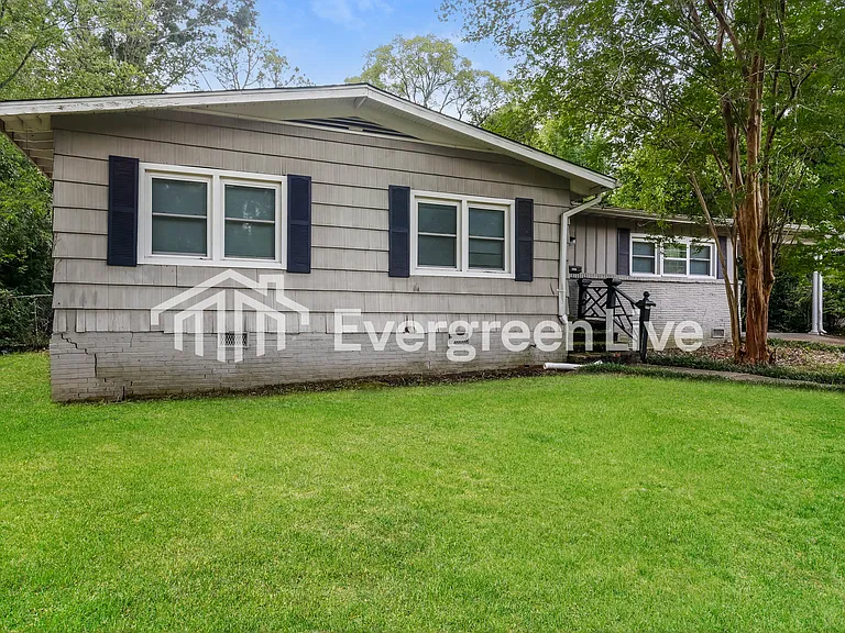 1535 Winchester St — Photo 2