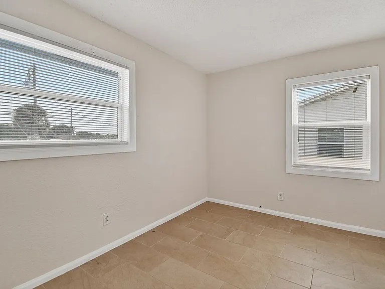 1618 W 26th Ct — Photo 9