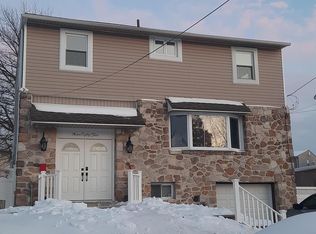 1984 King Arthur Rd, Philadelphia, PA 19116