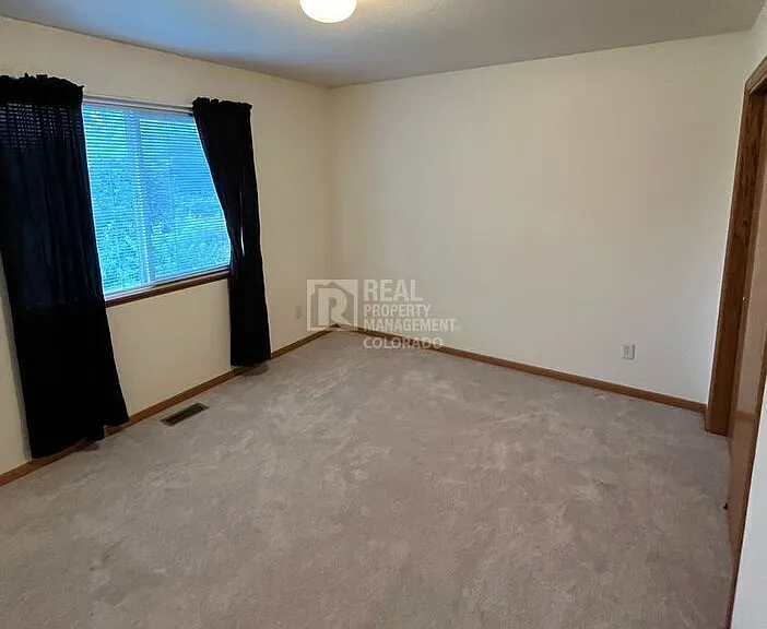 2511 Glendale Ct — Photo 17