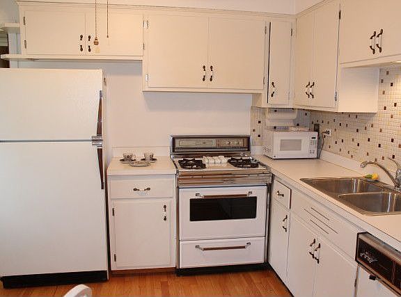 4th image of 10325 Bond St