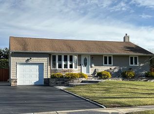 30 Hayrick Ln, Commack, NY 11725
