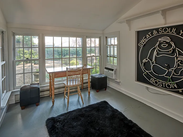 Detached Studio - Office, Workout Space - overlooking back garden (Heat and A/C)