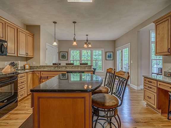 3rd image of 36 Baywood Dr