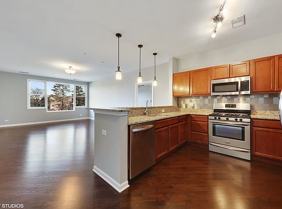 4th image of 935 Burlington Ave Unit 203