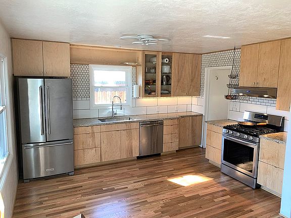 Maple cabinets, granite tops