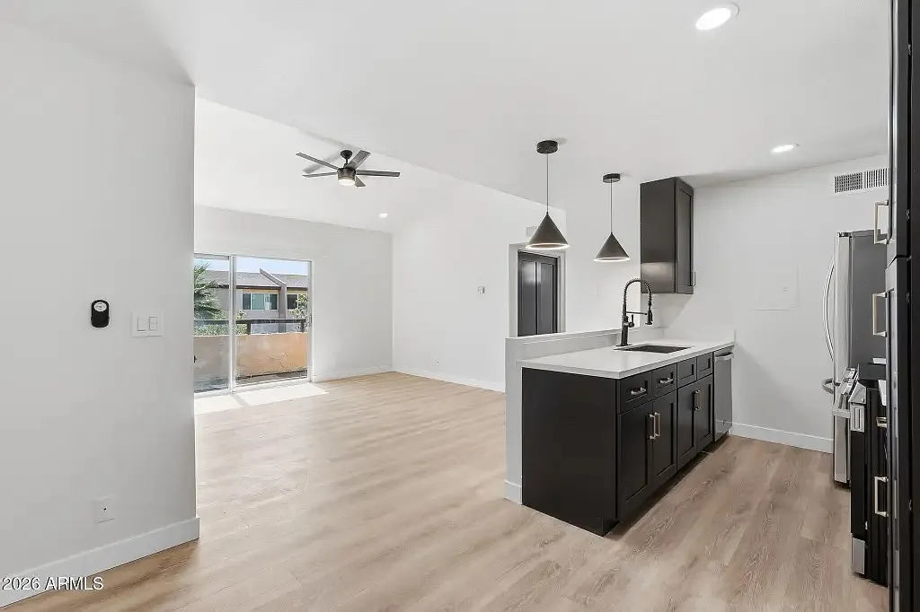 2 bed, 864 sqft, $1,975 — Photo 1