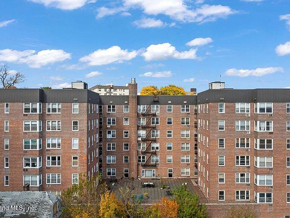 3rd image of 50 Fort Pl APT B4b