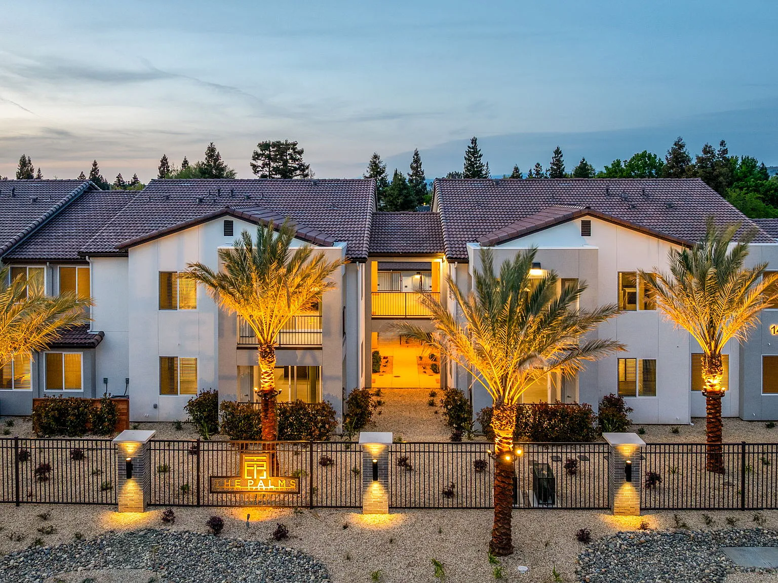 The Palms Luxury Apartments — Photo 2