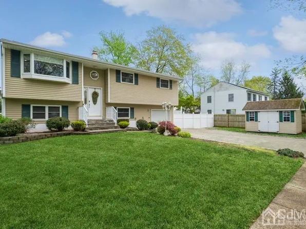 168 Misty Ln, Middlesex, NJ 08846