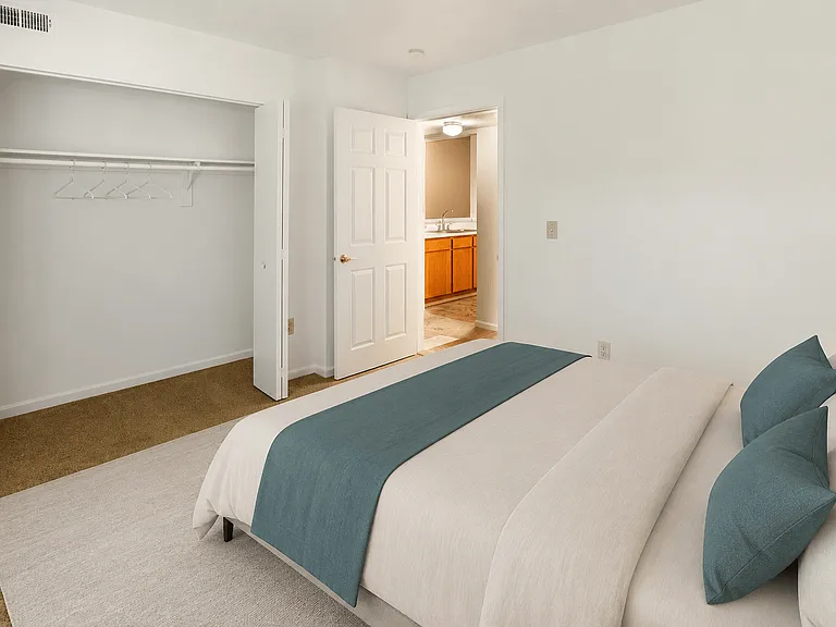 Creekside Square Apartments — Photo 20