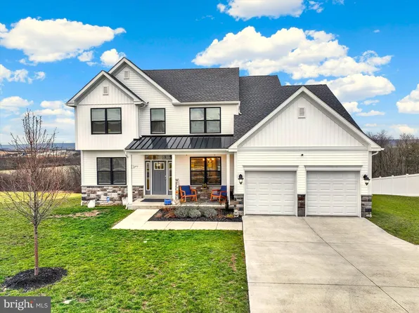 229 Ida Red Dr, Leesport, PA 19533