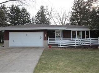 615 Daisy Ln, Oconomowoc, WI 53066