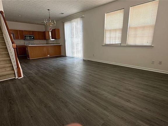 4th image of 586 W Oak Dr