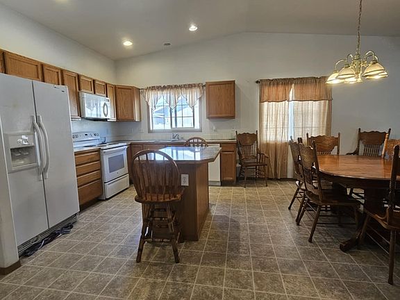 3rd image of 985 Cobblestone Ave