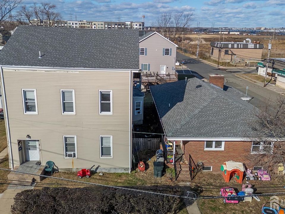 1st image of 122 S Rosewell St