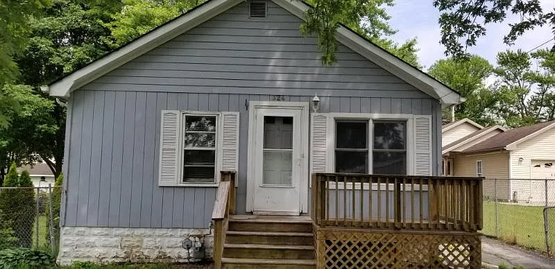 324 Oakview Ave photo 1