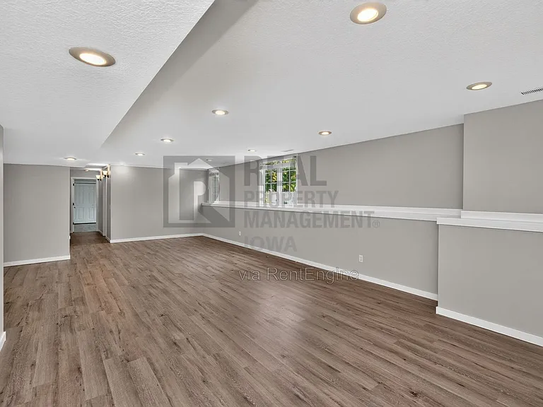 2305 NE Hanover Ct — Photo 27