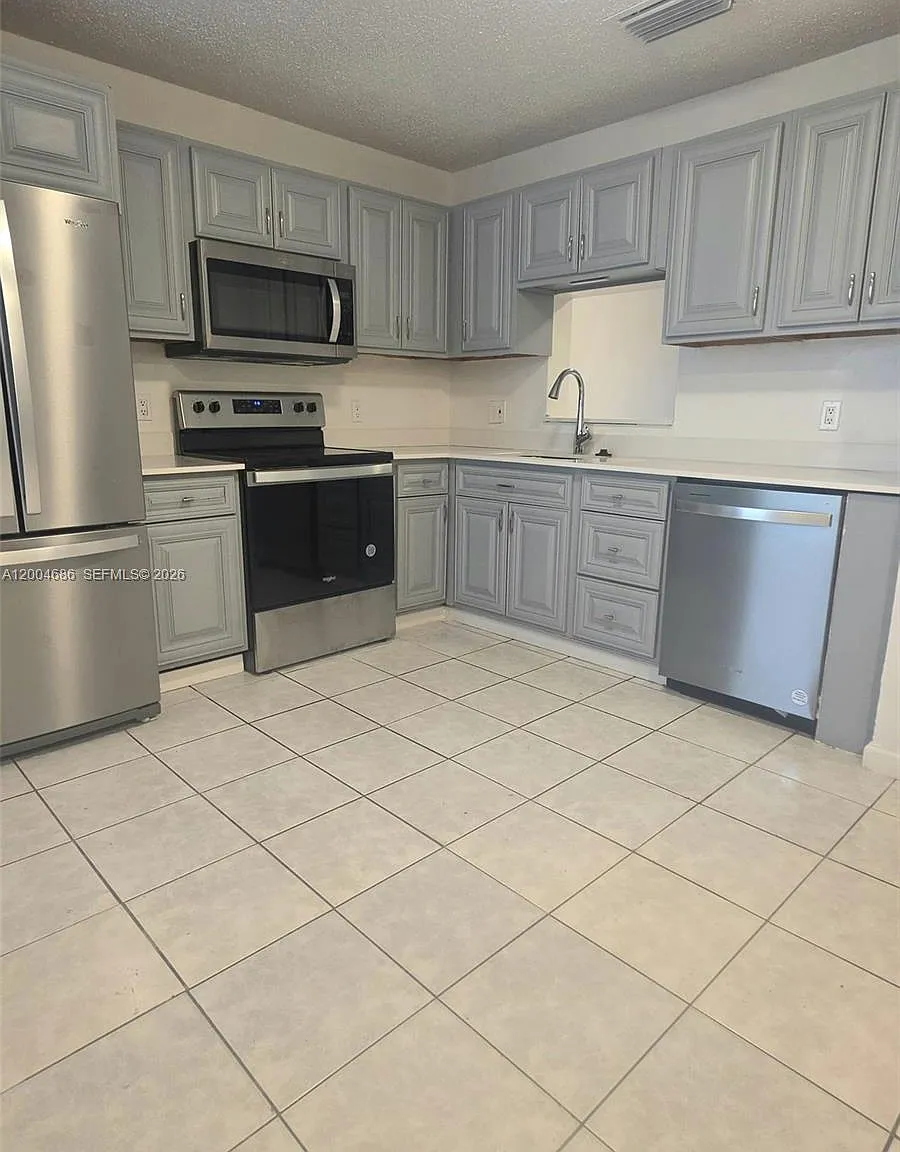 Eagle Village Of Coral Sp — Photo 1