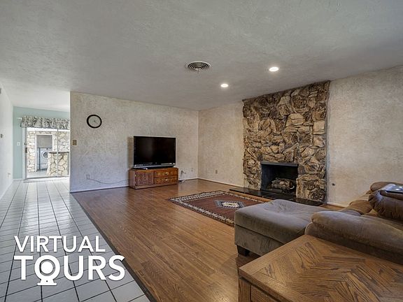 3rd image of 13207 Glenoaks Blvd