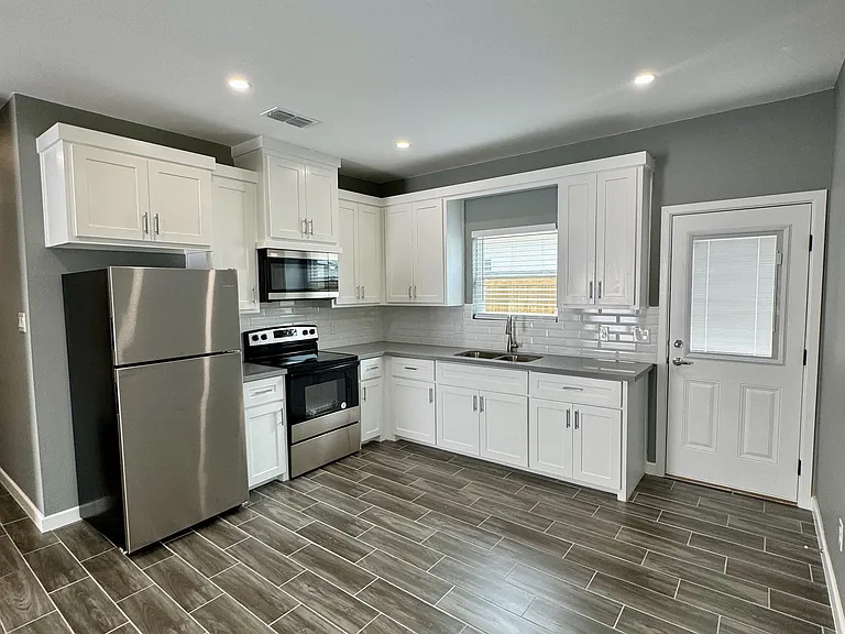 3000 W Driftwood St #3 — Photo 2