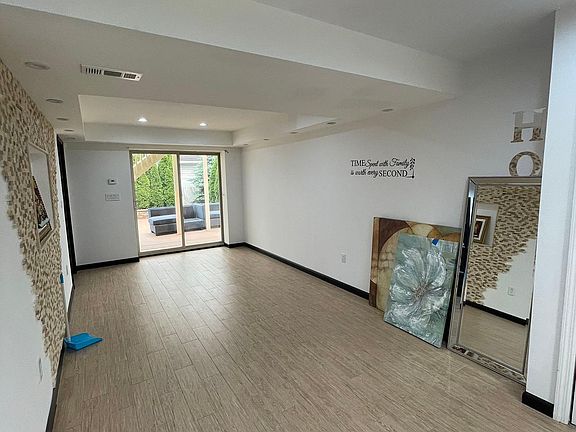 3rd image of 152 Moreland St