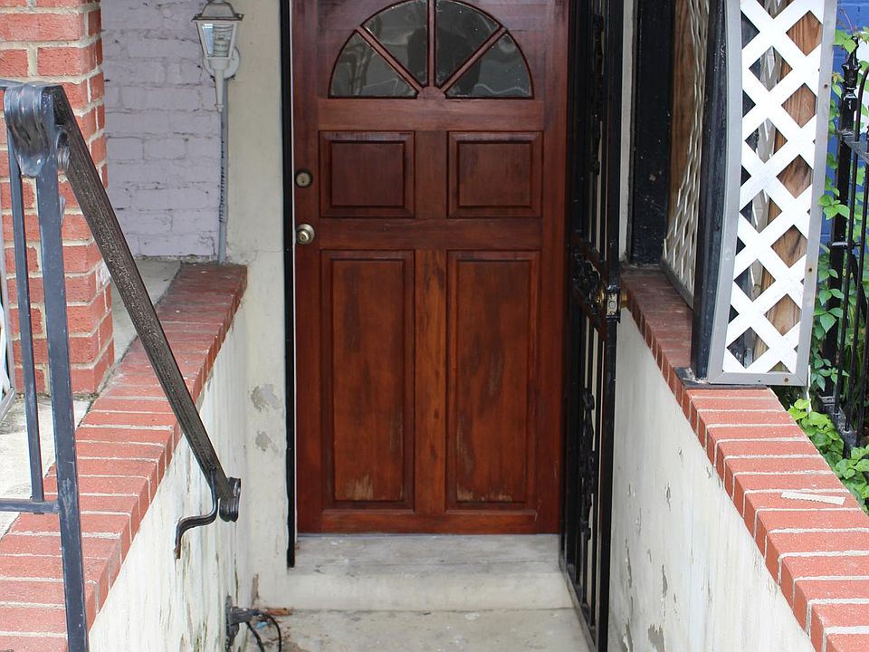 2 Private entrance. This the front door and there is also ba