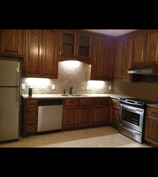 Stainless appliances & granite
