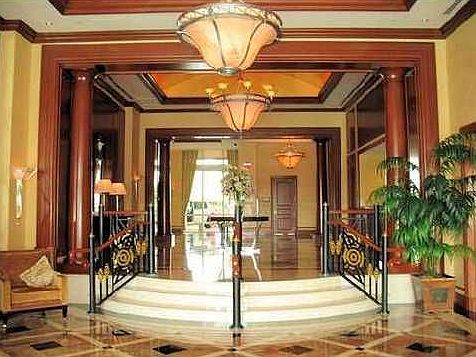 3rd image of 20201 E Country Club Dr APT 2001