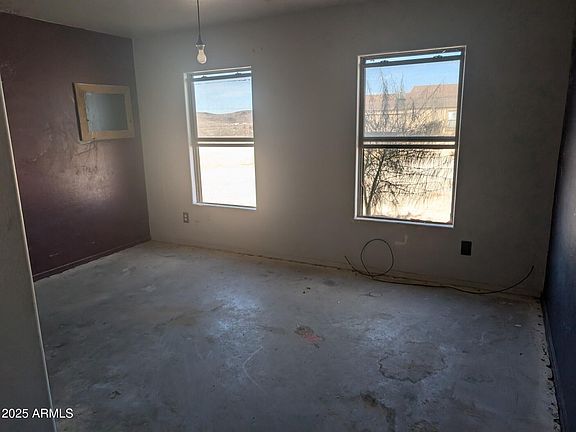4th image of 37909 W RAYMOND Street