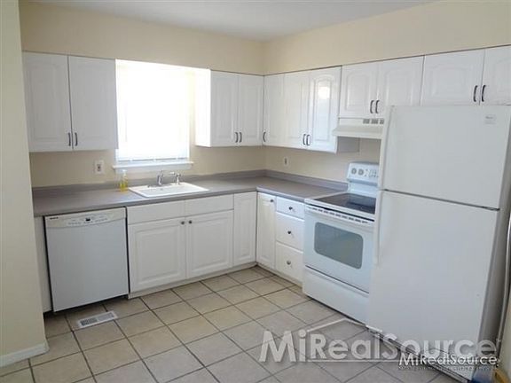 4th image of 25051 Marilyn Ave