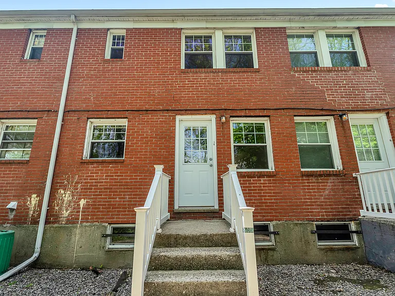 Savin Court Apartments — Photo 16