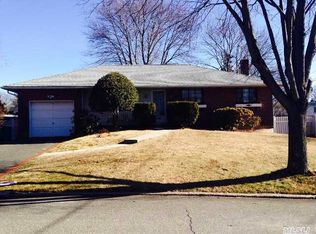 39 Carrington Dr, East Northport, NY
