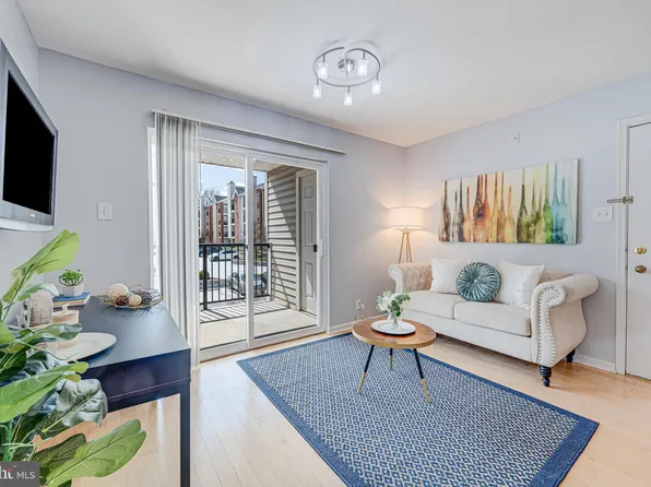 3306 Wyndham Cir APT 230, Alexandria, VA 22302